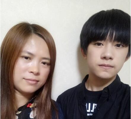 【圖】“TFboys”易烊千璽的父母圖片 名副其實(shí)的富二代學(xué)霸_大陸星聞_明星-超級(jí)明星