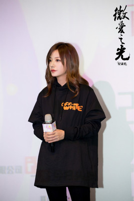 紀(jì)錄片《微愛之光》首映 趙薇:愛心能溫暖更多人